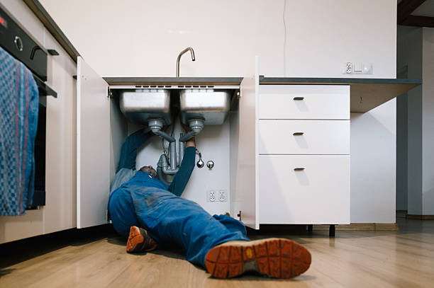 Professional Emergency Plumber technician working in Oberlin, LA